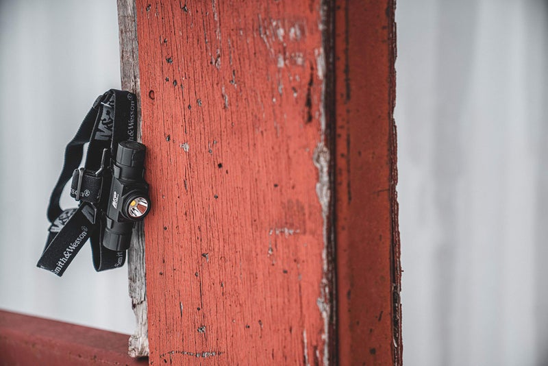 Smith & Wesson مصابيح سميث آند ويسون M&P نايت تيرور مع أوضاع متنوعة، قوية، مقاومة للماء وذاكرة للاحتفاظ من أجل البقاء، في الهواء الطلق والصيد - Image 2